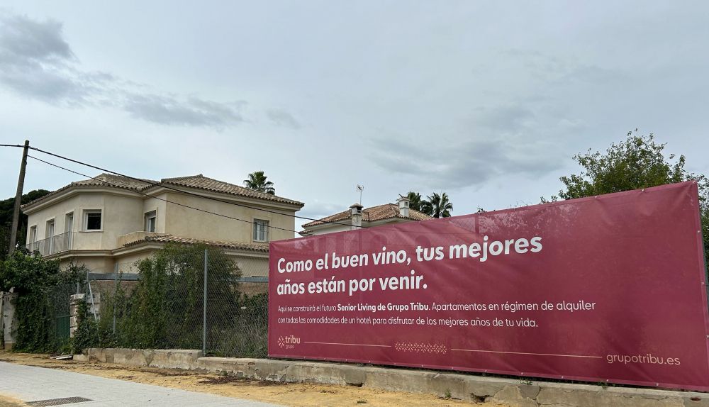 Vista del solar sobre el que se alzaba el antiguo Hospital de la Cruz Roja en Jerez, que ya anuncia las obras del futuro 'senior living'.