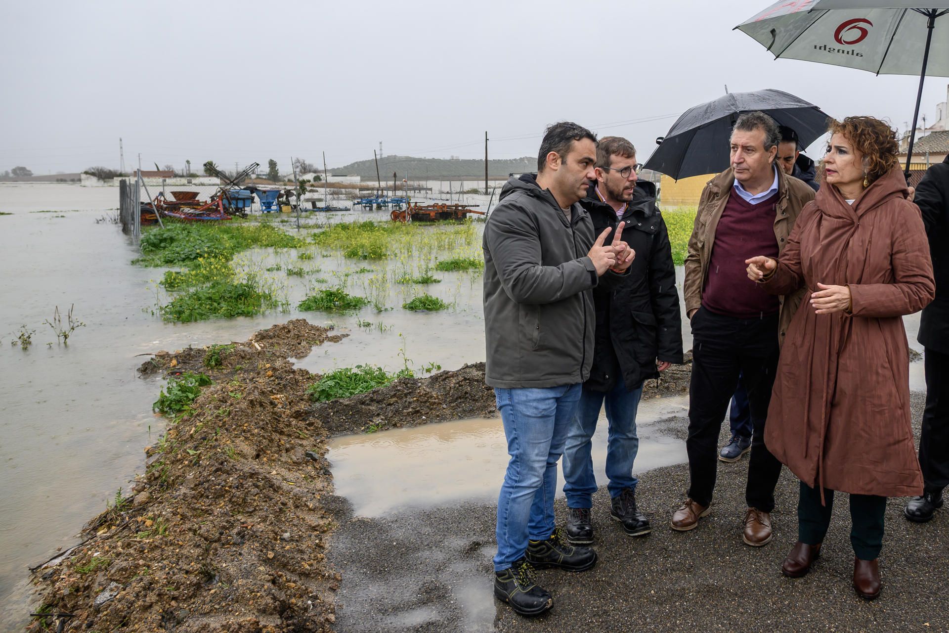Visita de María Jesús Montero, vicepresidenta del Gobierno, junto a otras autoridades como Javier Fernández, presidente de la Diputación de Sevilla, a zonas inundadas en El Palmar de Troya, este sábado.