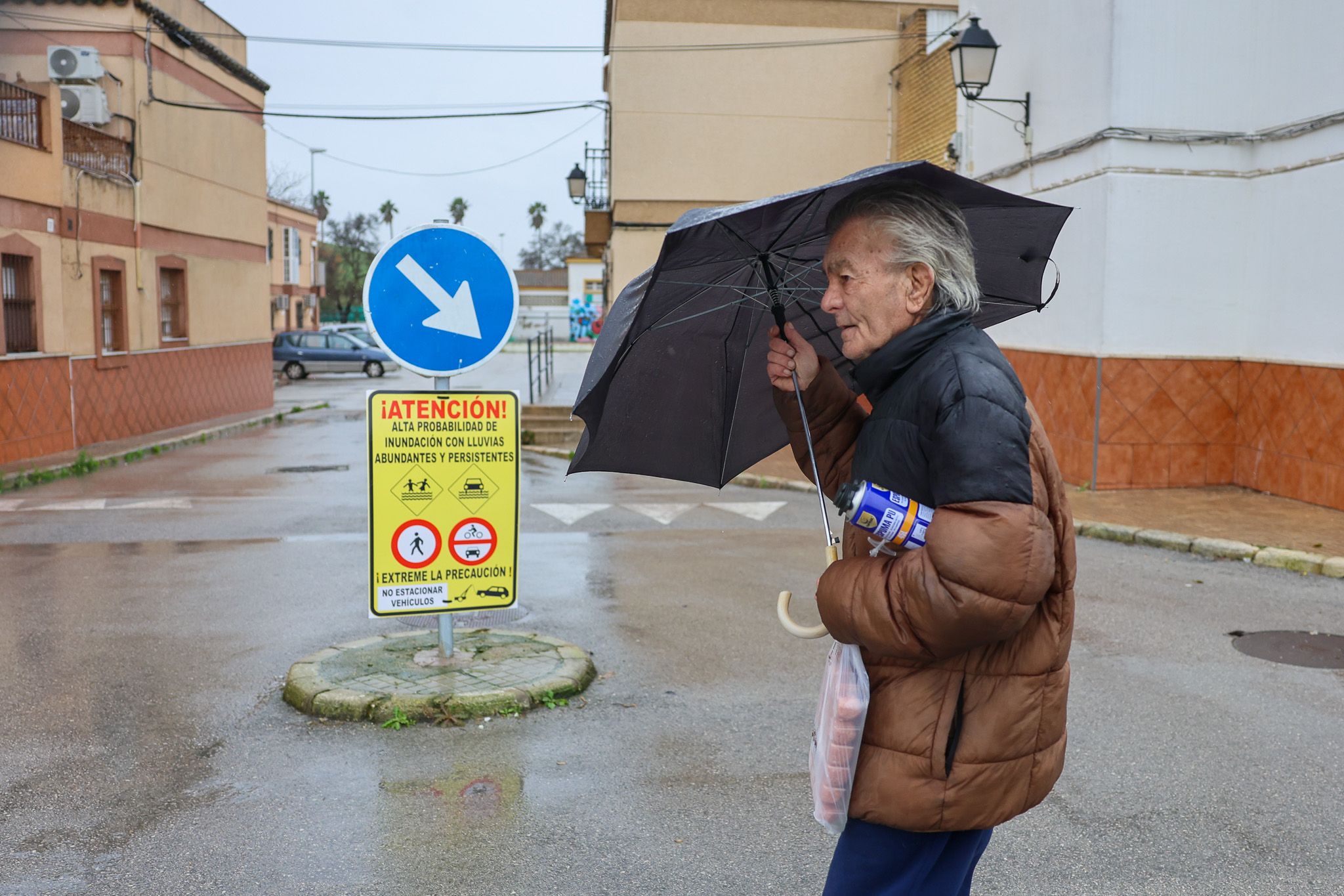 Un vecino de La Liberación, en Jerez, pasea por la zona Sur.