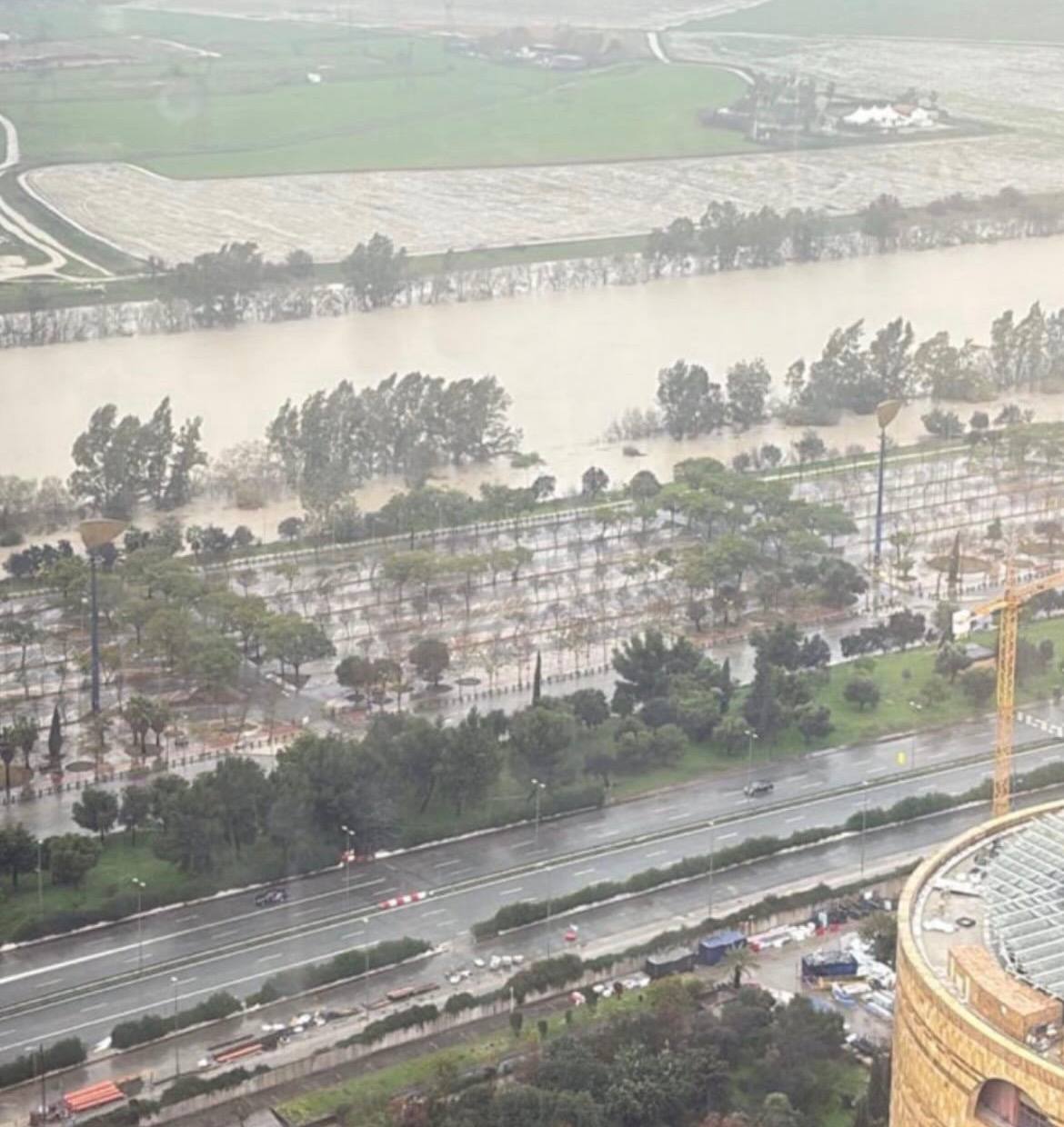 Guadalquivir a la altura de Torre Triana, en una imagen de este sábado que circula por redes sociales.