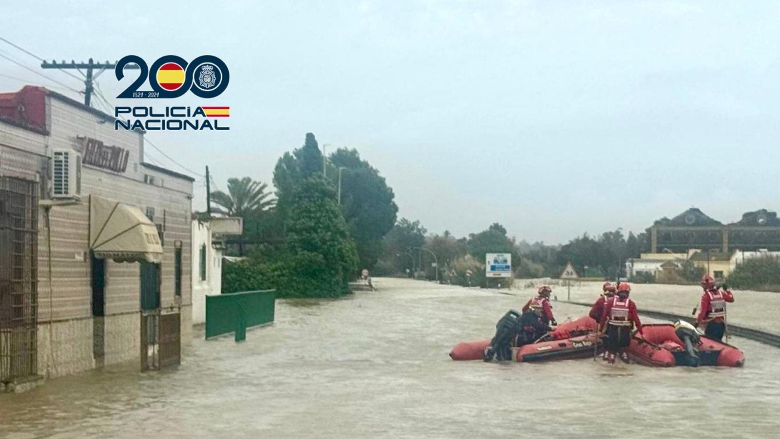 Un momento del complejo rescate en El Portal, en una zona ya completamente inundada.