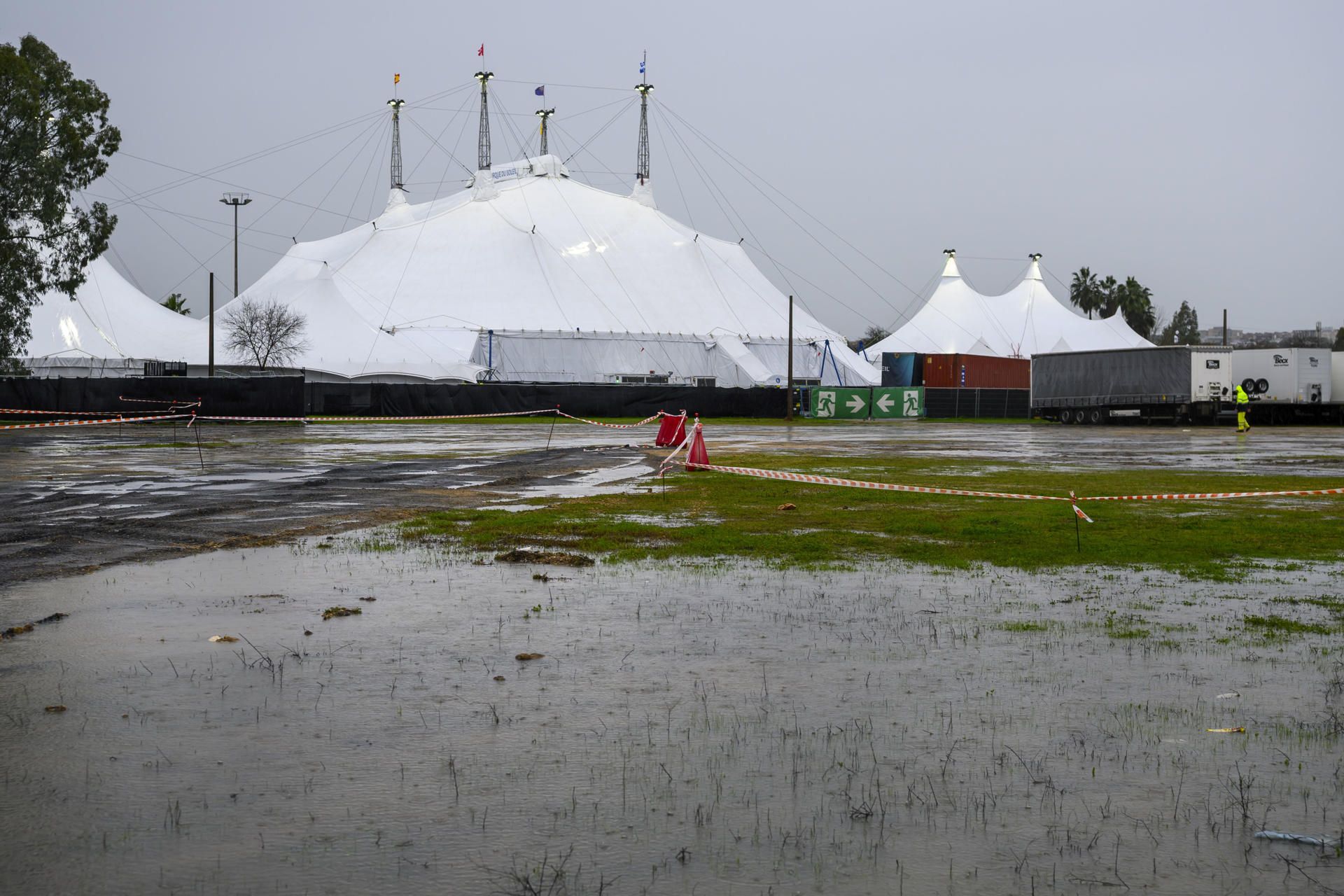 El Circo del Sol que se encuentra en el sevillano Charco de la Pava, a escasos metros del cauce del Guadalquivir y en el exterior del muro de contención, este sábado durante el paso de la borrasca 'Marta' en Andalucía.