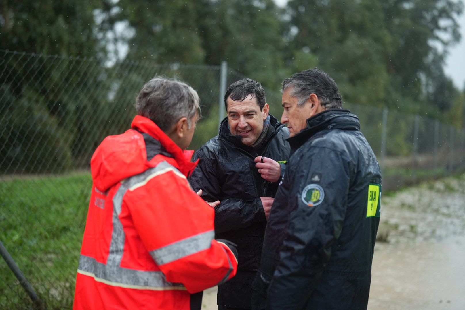 El presidente de la Junta, Juanma Moreno, junto al consejero de Sanidad, Presidencia y Emergencias, Antonio Sanz, conversa con personal desplegado en Córdoba por el temporal.