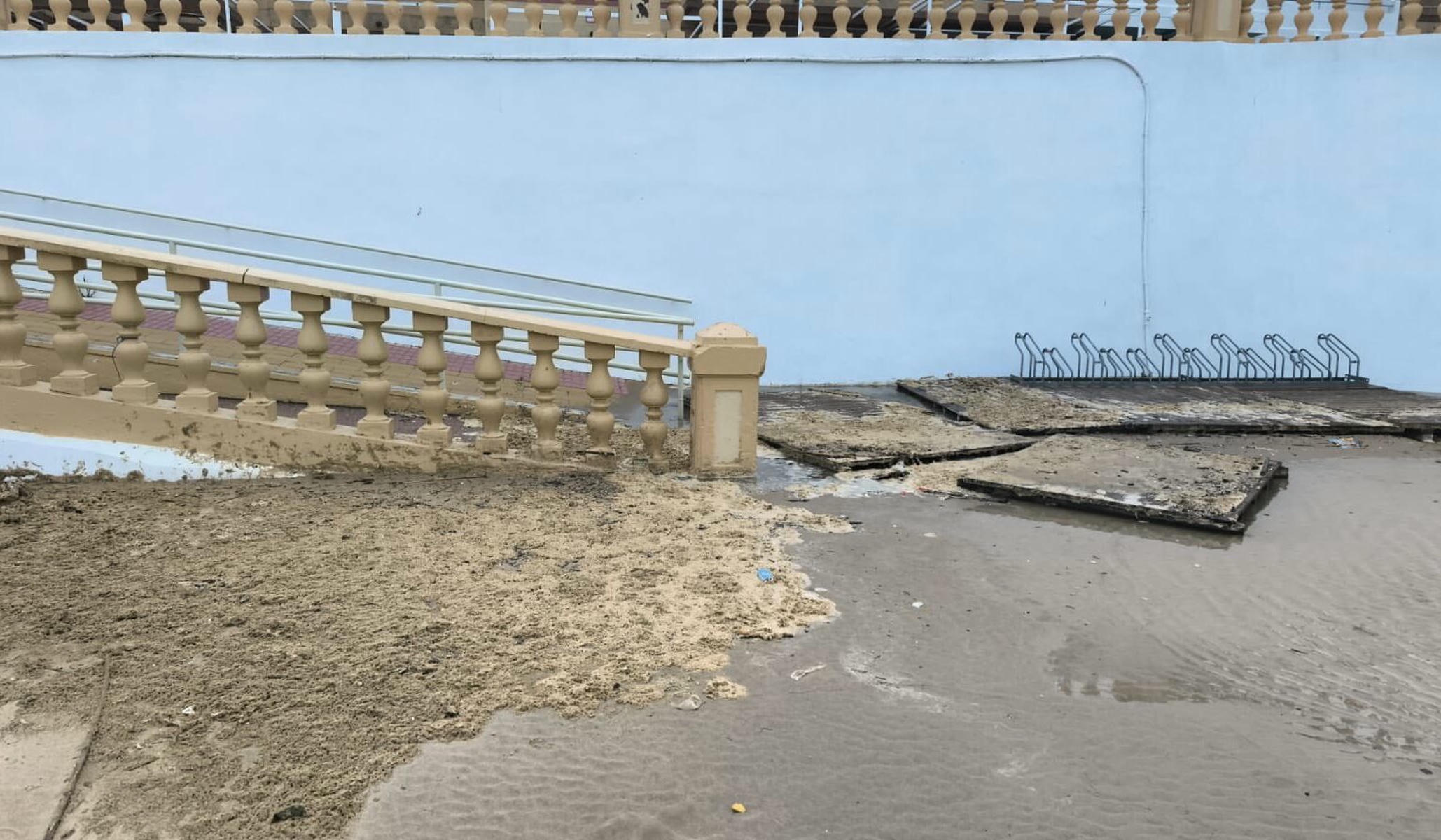 Acceso a una de las playas de Chipiona tras el paso de una nueva borrasca