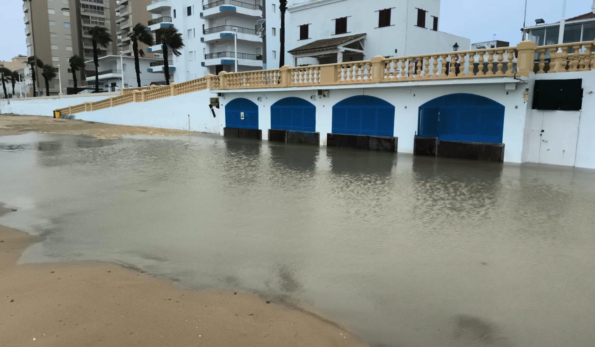 Charcos de agua en una de las playas de Chipiona