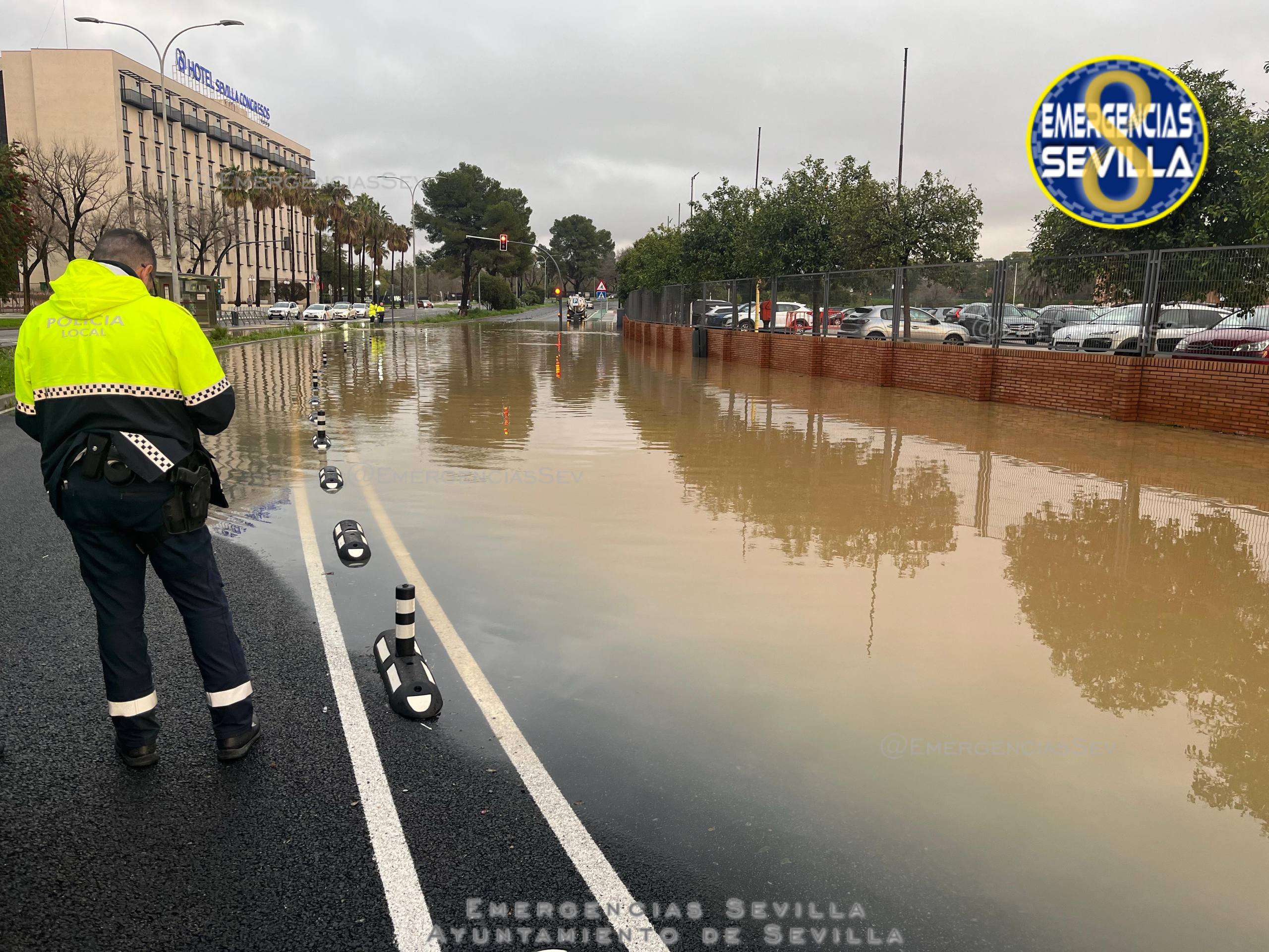 La Policía Local de Sevilla ha activado este sábado un corte de tráfico en la avenida Alcalde Luis Uruñuela, en sentido avenida de las Ciencias, por acumulación de agua.