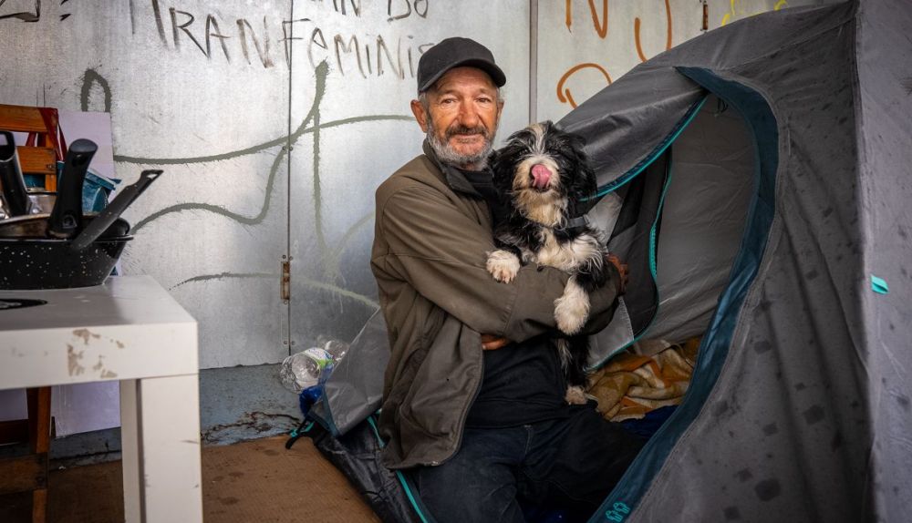 Miguel, con su perro, en el emplazamiento de Los Balbo.
