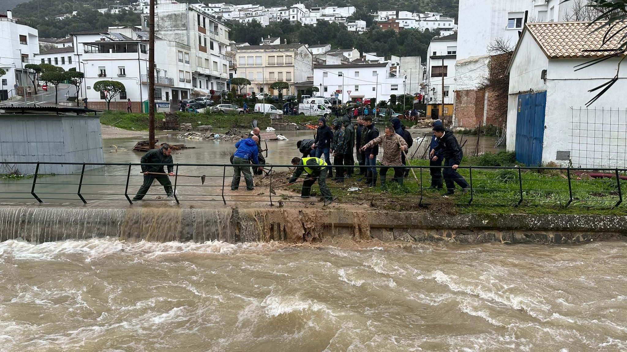 El trabajo ha sido infatigable un día más en Ubrique para evitar que el pueblo quede anegado completamente por el río que lo atraviesa.