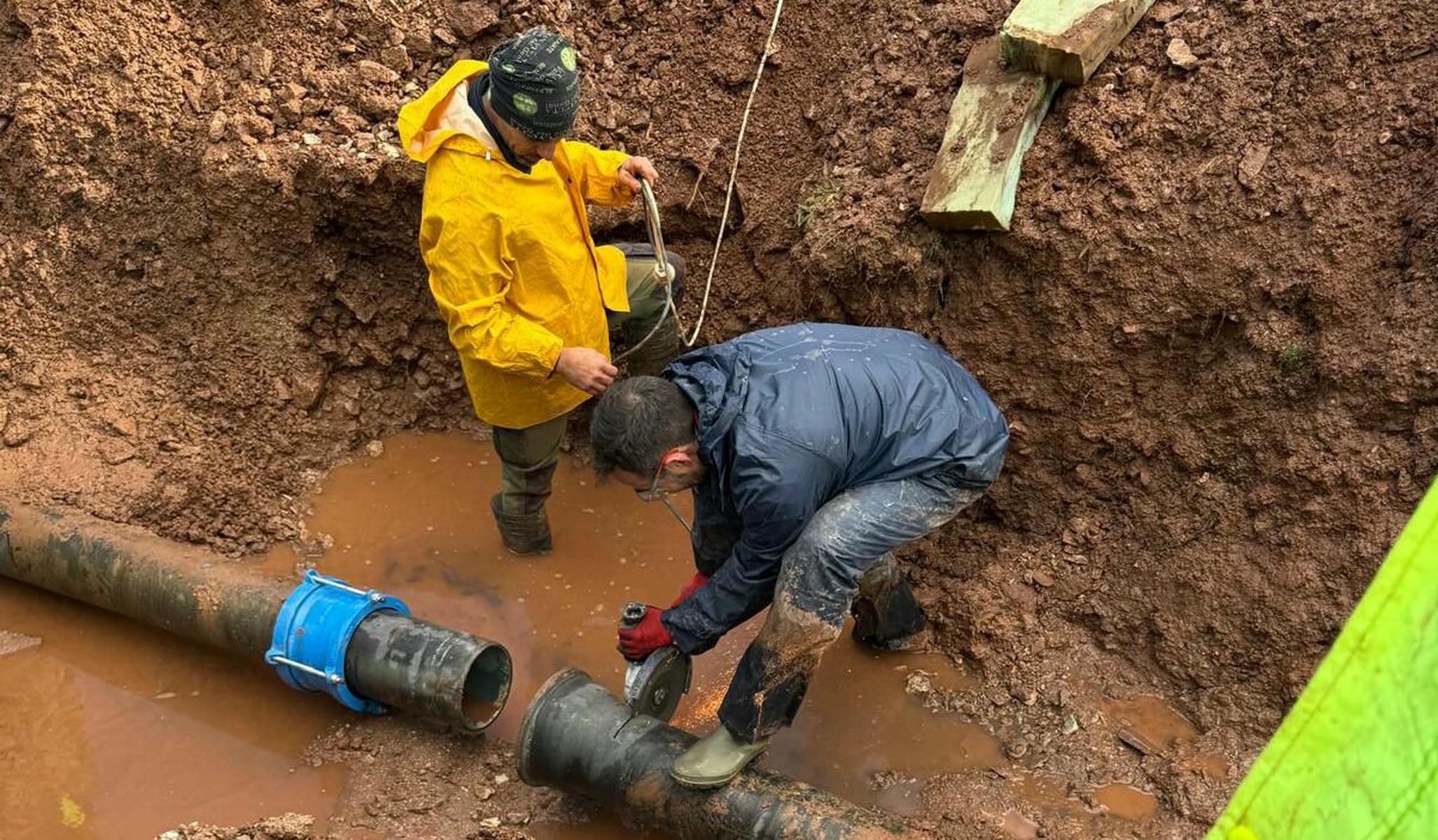 Actuación de los operarios tras el corte de agua producido este viernes en Cortes de la Frontera