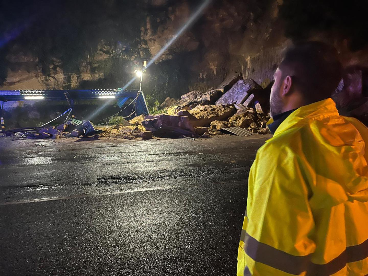 El desprendimiento en Vejer de un talud junto a la Venta Pinto obliga a cortar la carretera A-314.