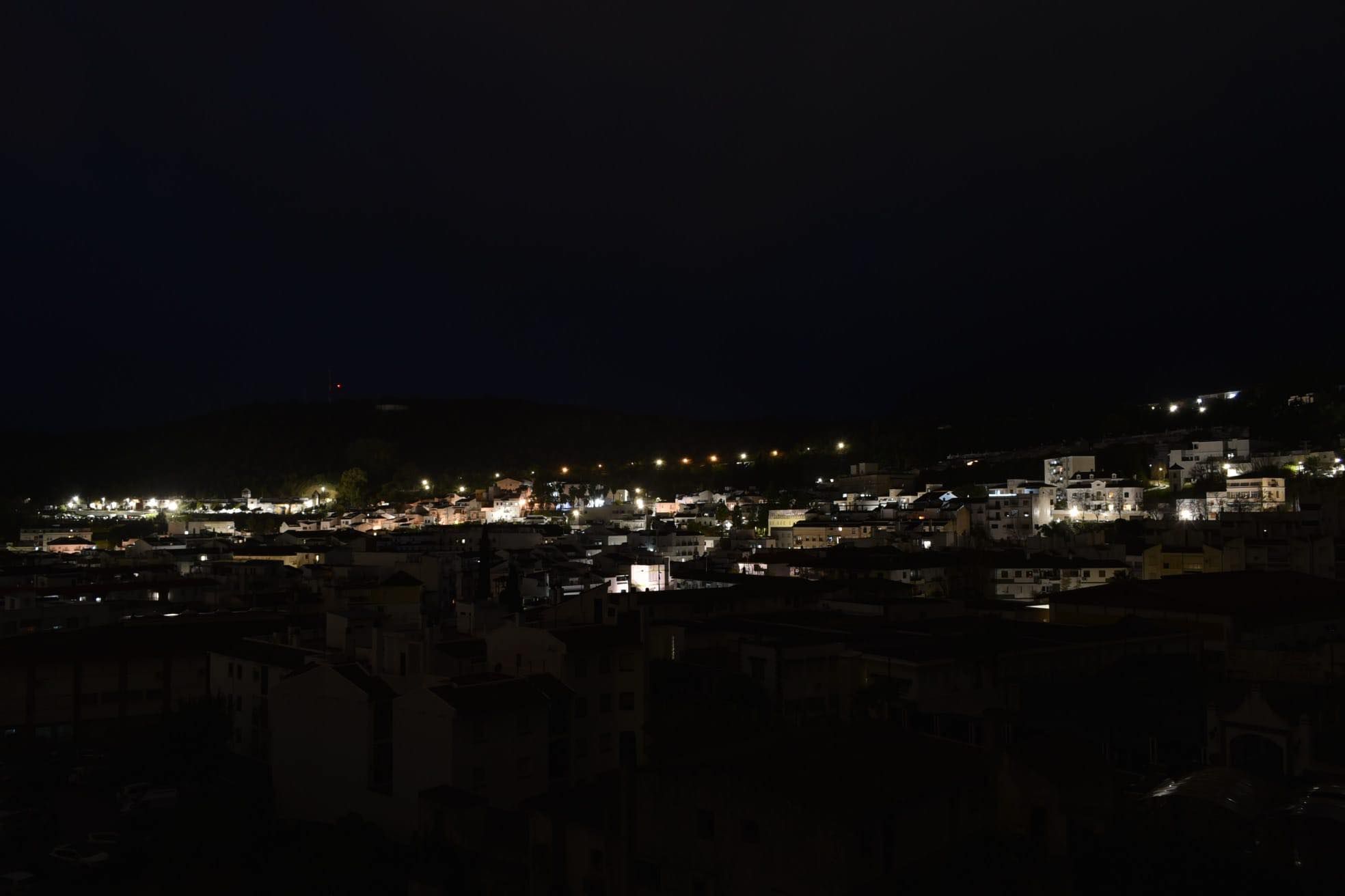 Vista de Ubrique en la noche de este pasado sábado, a oscuras en muchos puntos por las incidencias que registró la red en toda la jornada.