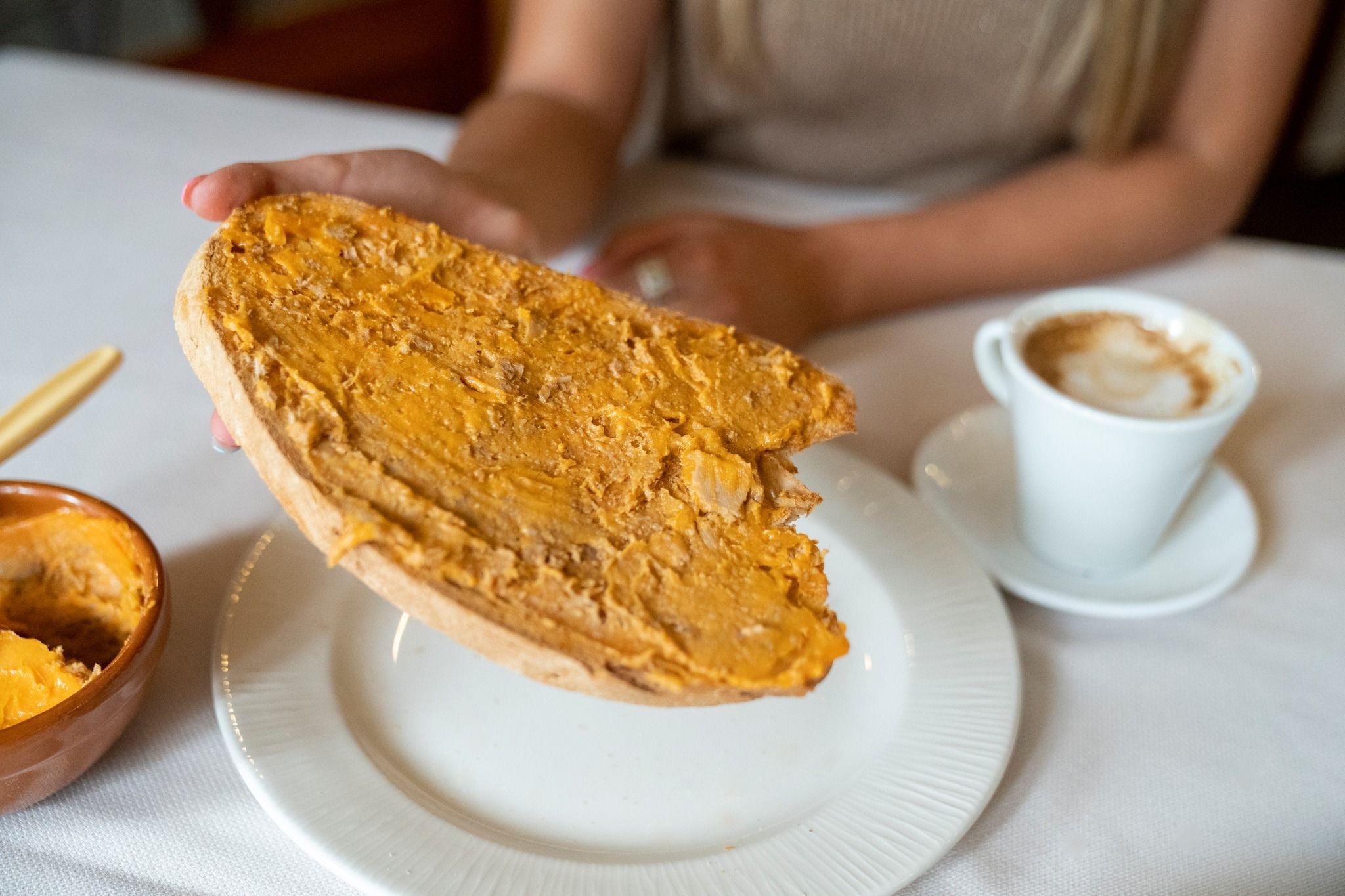 La mítica tostada de lomo en manteca colorá de Venta Pinto, un manjar que sigue disponible este domingo tras el incidente de este pasado sábado.