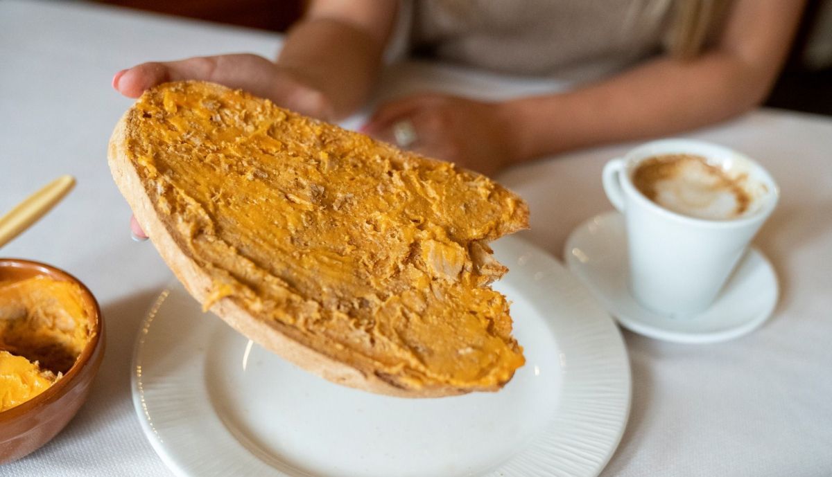 La mítica tostada de lomo en manteca colorá de Venta Pinto, un manjar que sigue disponible este domingo tras el incidente de este pasado sábado.