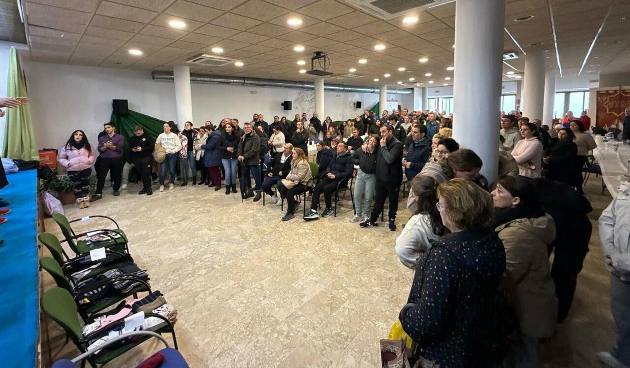 Vecinos de Grazalema reunidos ante las últimas noticias de su alcalde