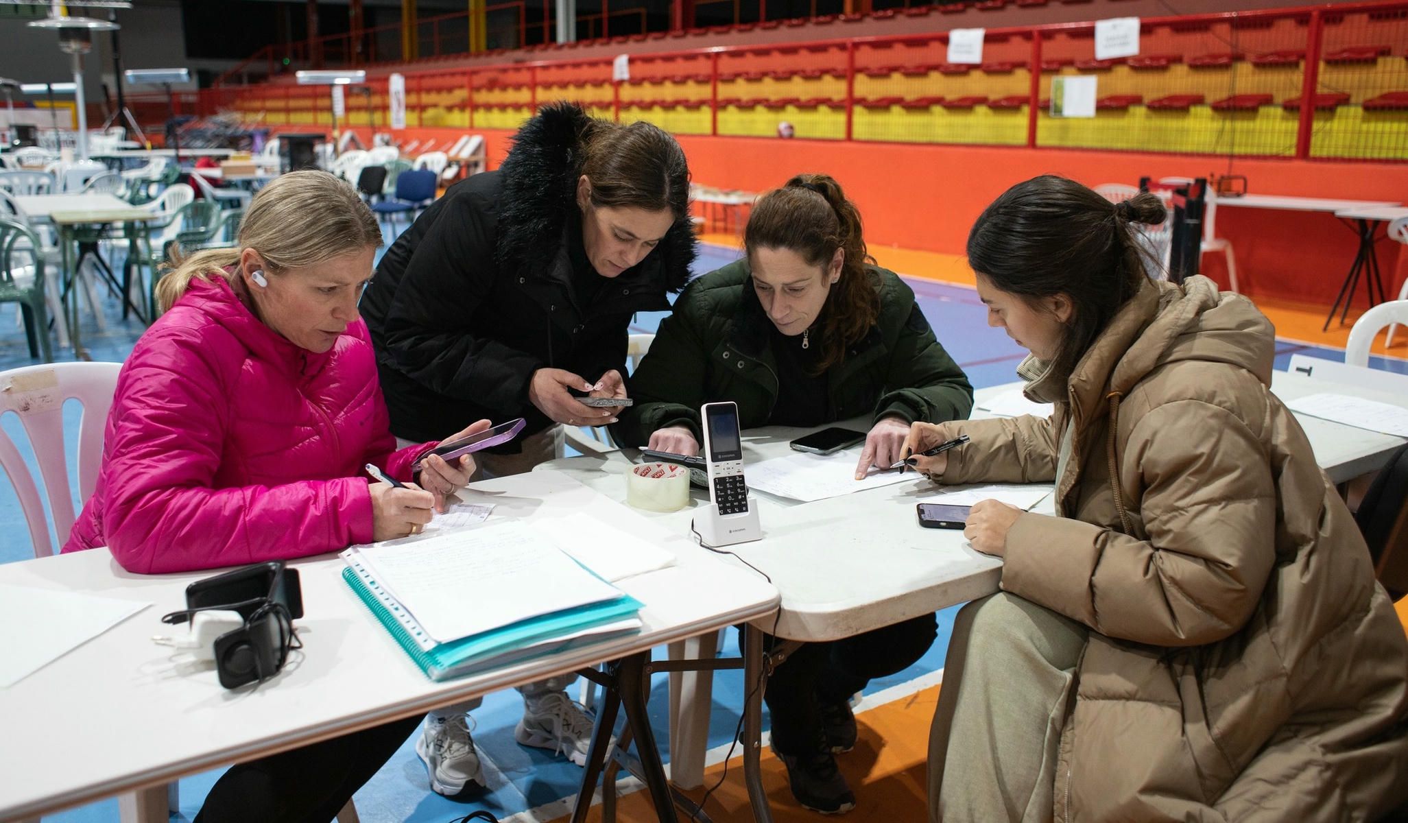 Miembros del Ayuntamiento de Grazalema trabajando desde el Pabellón de Ronda