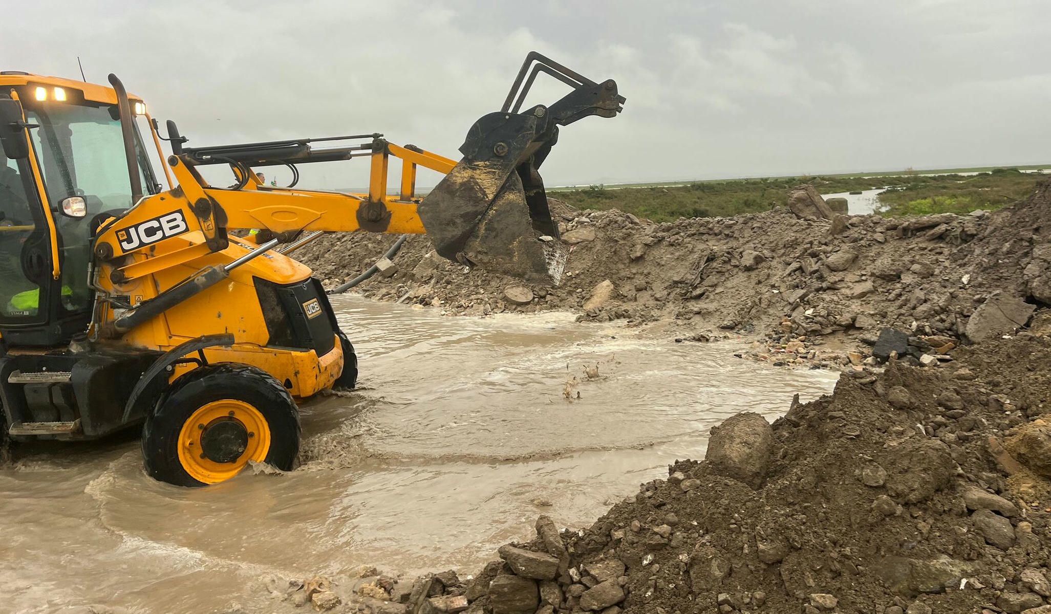 Construcción del dique en el Poblado Doña Blanca de El Puerto de Santa María para hacer frente a la crecida del río