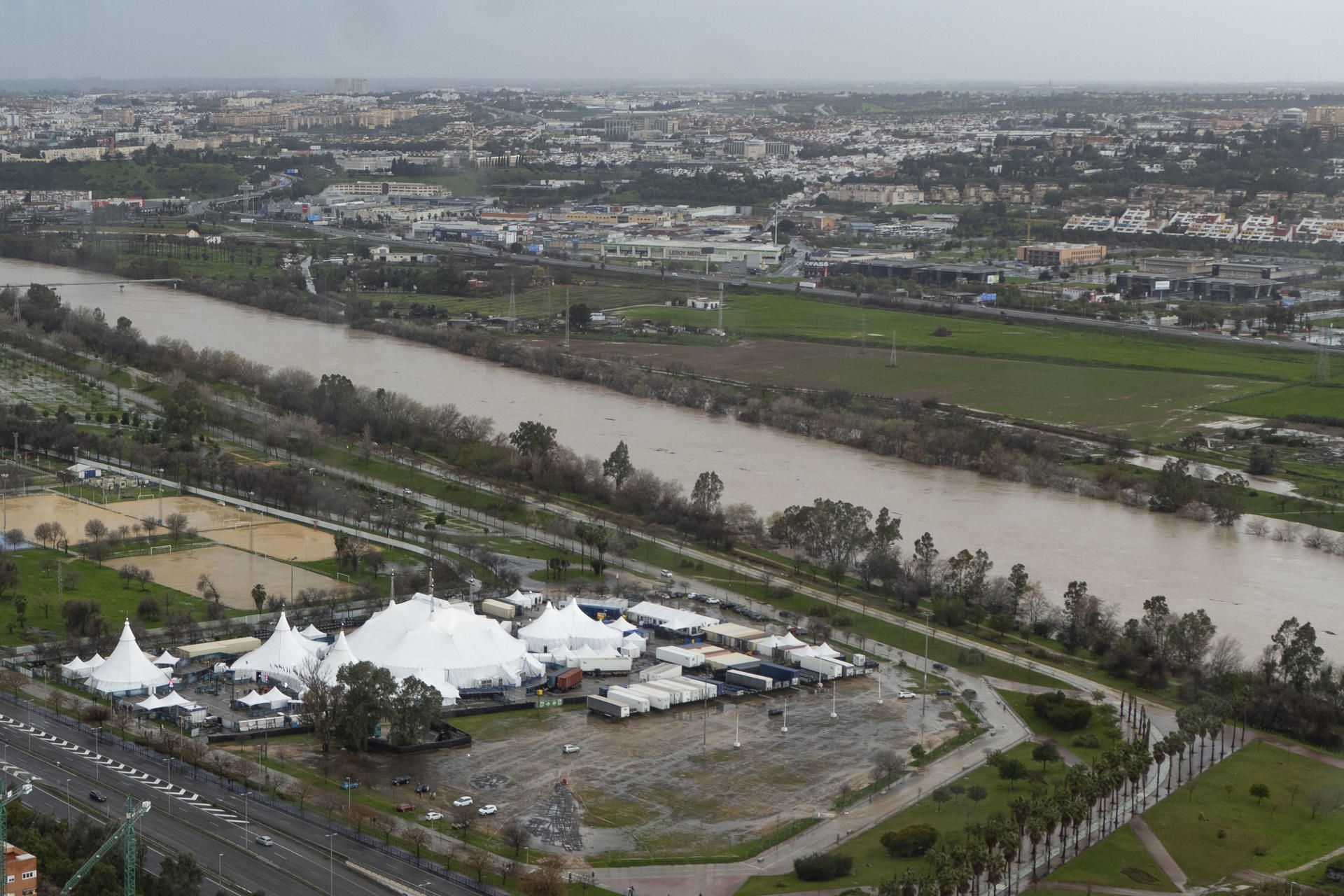 Vista del Guadalquivir a su paso por Sevilla, con la carpa del Circo del Sol en el Charco de la Pava.