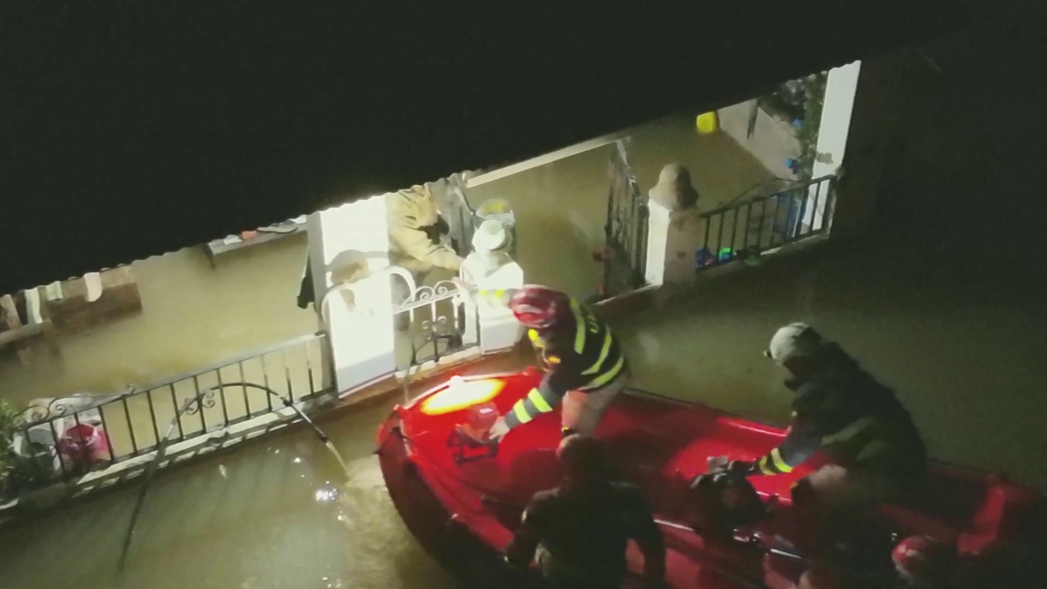 Evacuación de una persona junto a sus mascotas en El Palmar de Troya