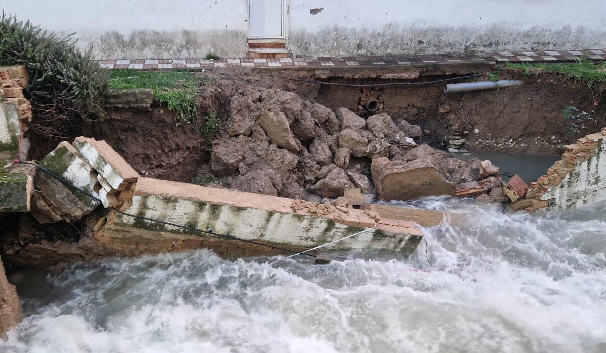 Destrozos en el paso del río por Ubrique