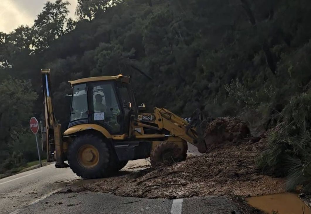 Una carretera con desprendimientos en Gaucín, en Málaga, en uno de los numerosos incidentes que ha sufrido el pueblo de la Serranía de Ronda por el paso de las borrascas estos días.