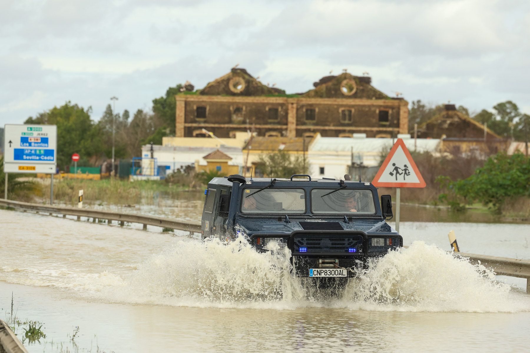 Vehículo cruzando la carretera de El Portal, este domingo, ya con la cota del río Guadalete más baja.