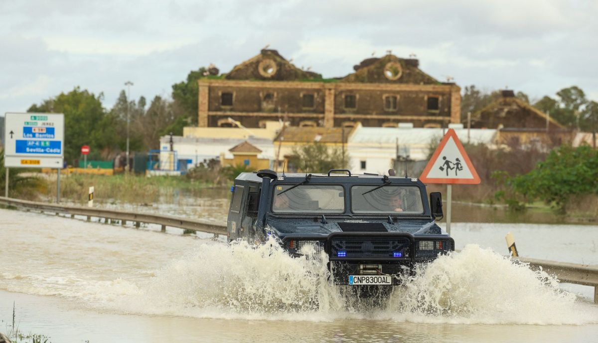 Vehículo cruzando la carretera de El Portal, este domingo, ya con la cota del río Guadalete más baja.