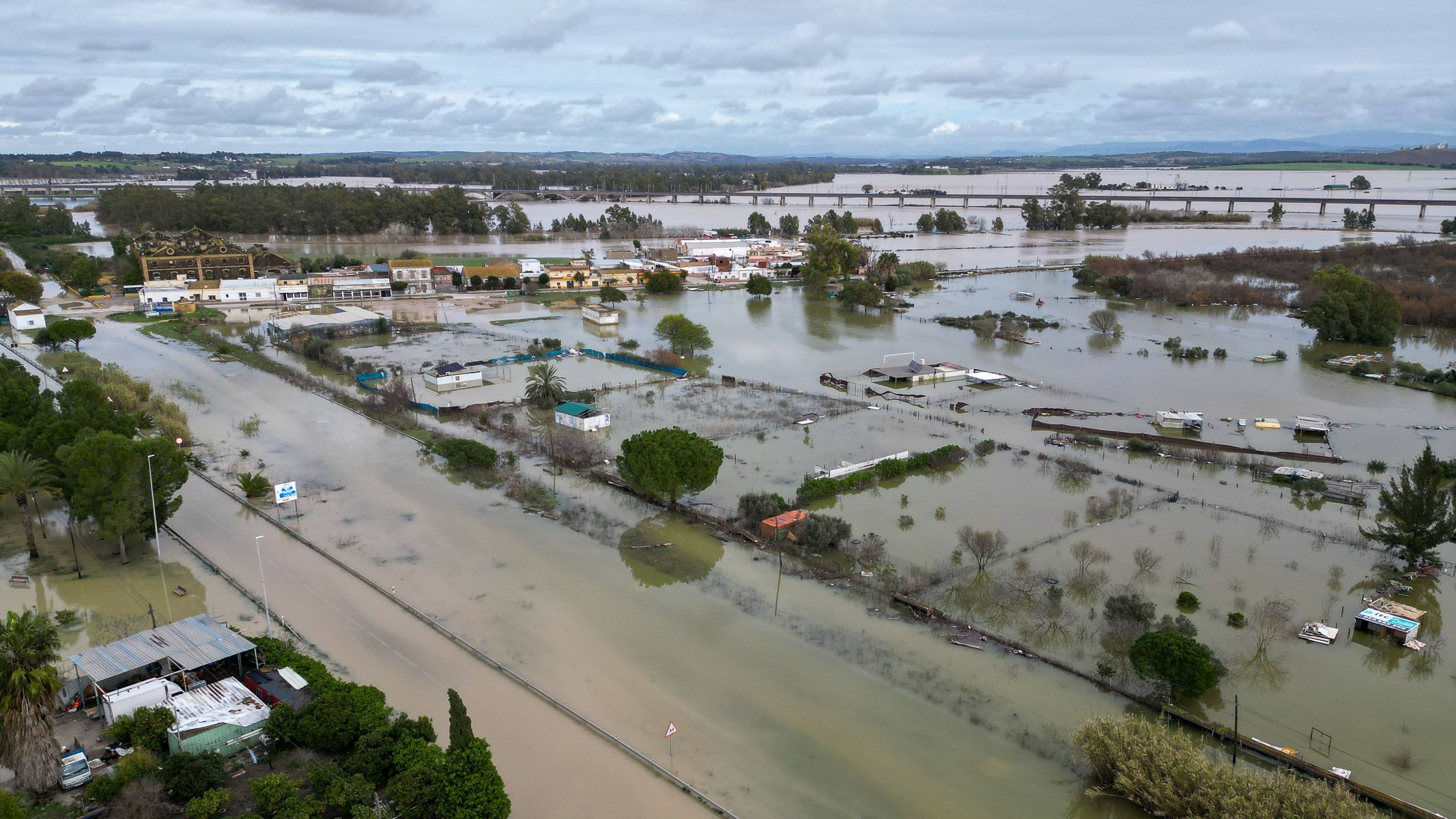 Así está este domingo el Jerez rural, en concreto barriadas como El Portal, con un nivel del río algo más bajo, pero todavía anegándolo todo.