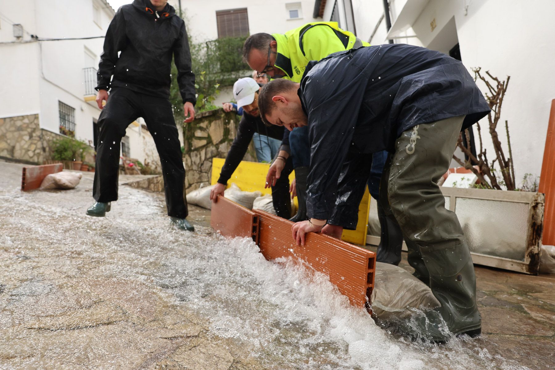 Ubrique, El río sigue controlado y se mantiene la alerta 