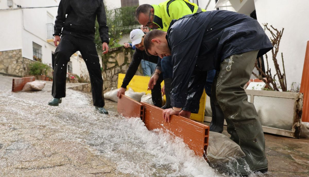 Ubrique, El río sigue controlado y se mantiene la alerta 
