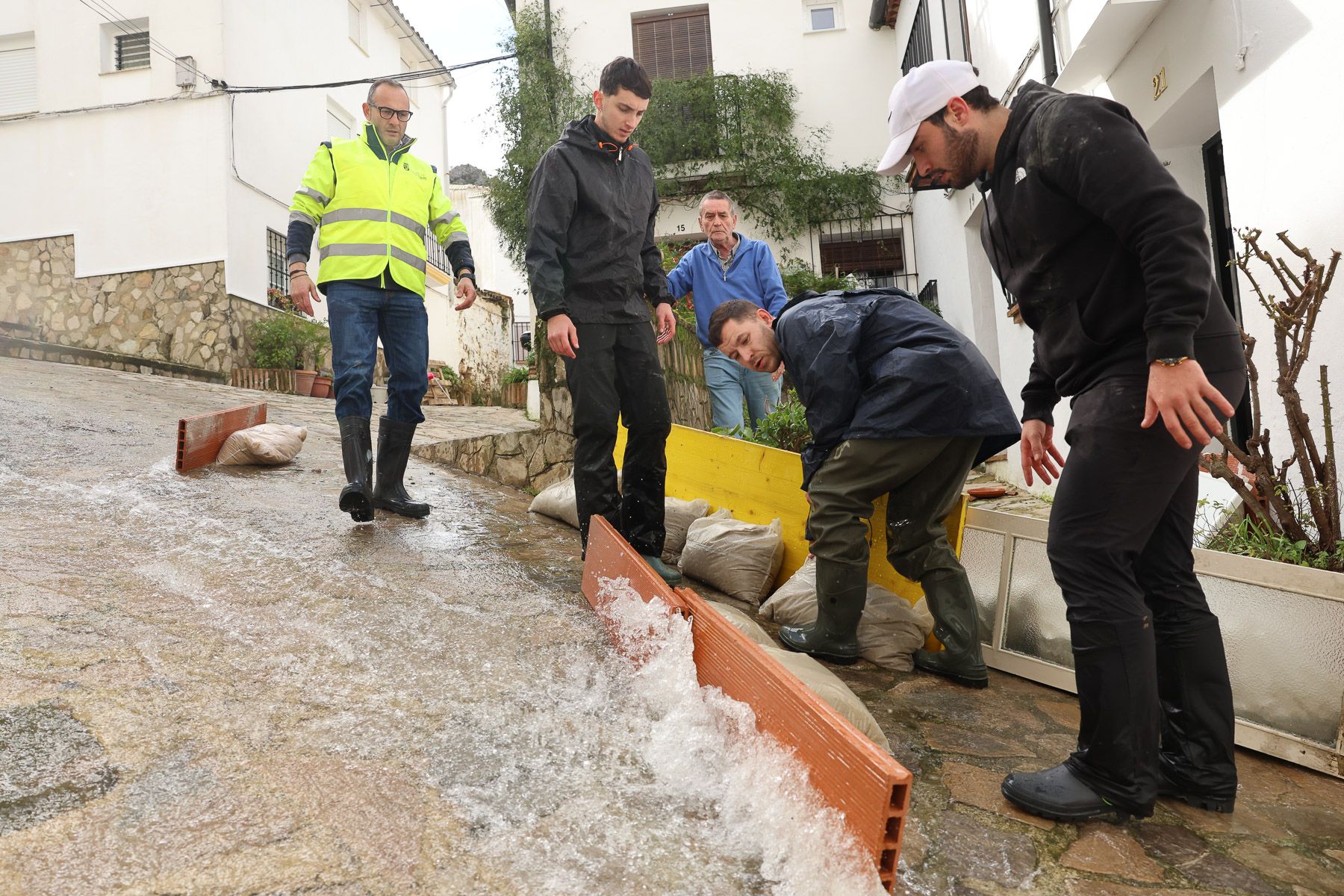 Ubrique, El río sigue controlado y se mantiene la alerta 