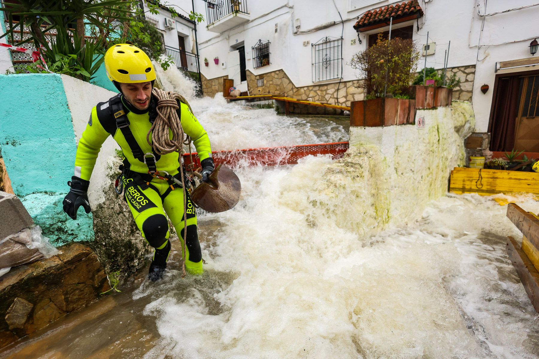 Ubrique, el río sigue controlado y se mantiene la alerta. Un bombero, en medio de la riada en el centro del municipio, este domingo.