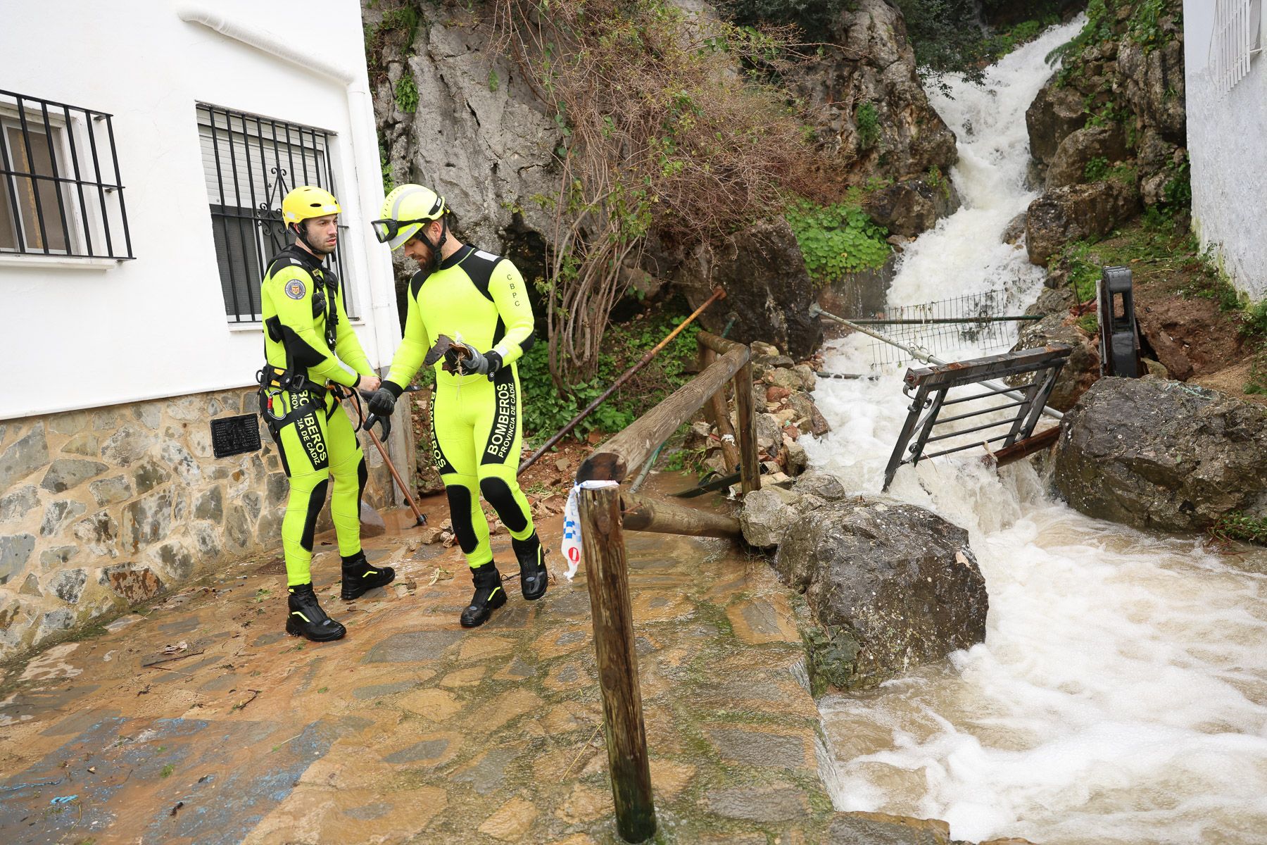 Ubrique, El río sigue controlado y se mantiene la alerta 