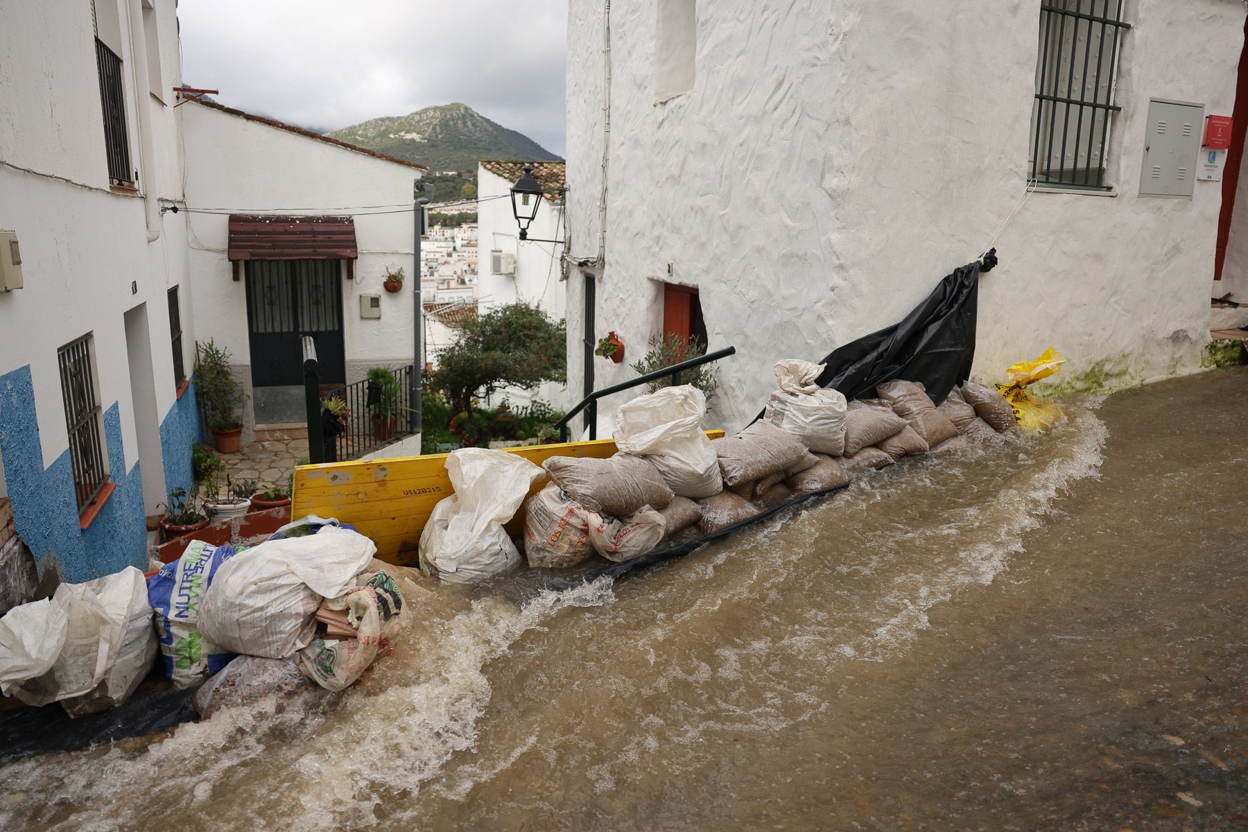 Ubrique, El río sigue controlado y se mantiene la alerta 
