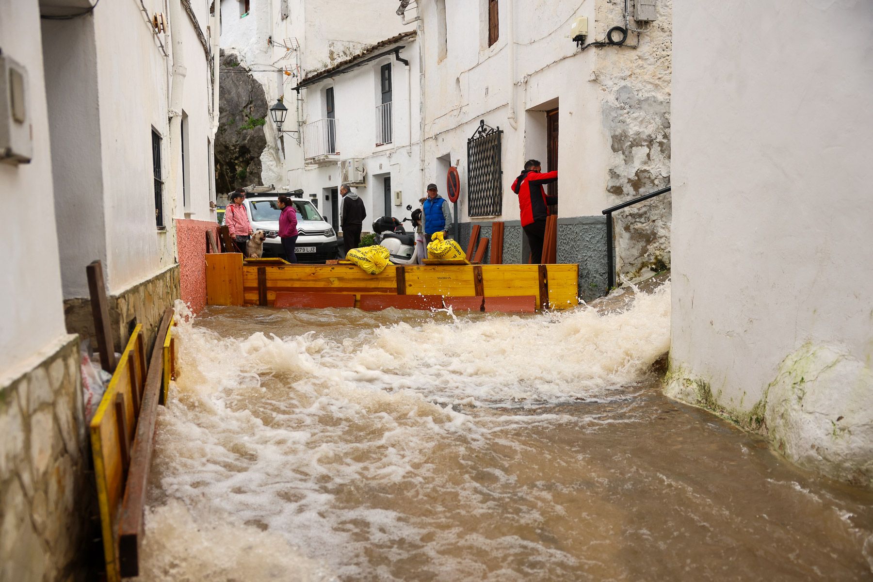 Ubrique, El río sigue controlado y se mantiene la alerta 