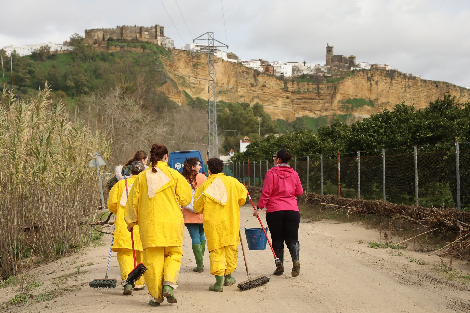 Batallón de voluntarios de limpieza de Arcos se dirigen a parcelas de Los Llanos de las Huertas para ayudar a sus vecinos tras las borrascas y las inundaciones, este domingo.