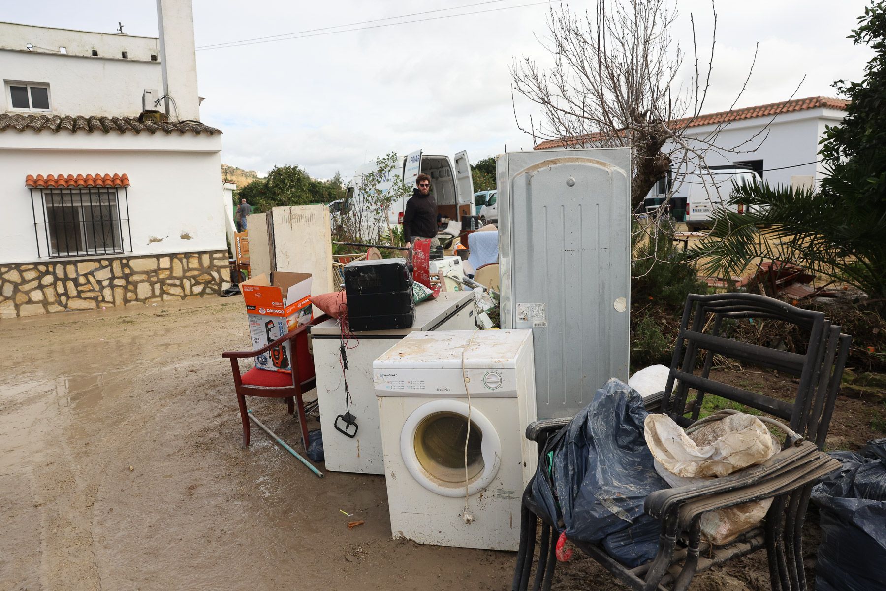 Enseres y mobiliarios para la basura, en una casa de Arcos tras las borrascas de los pasados meses de enero y febrero.