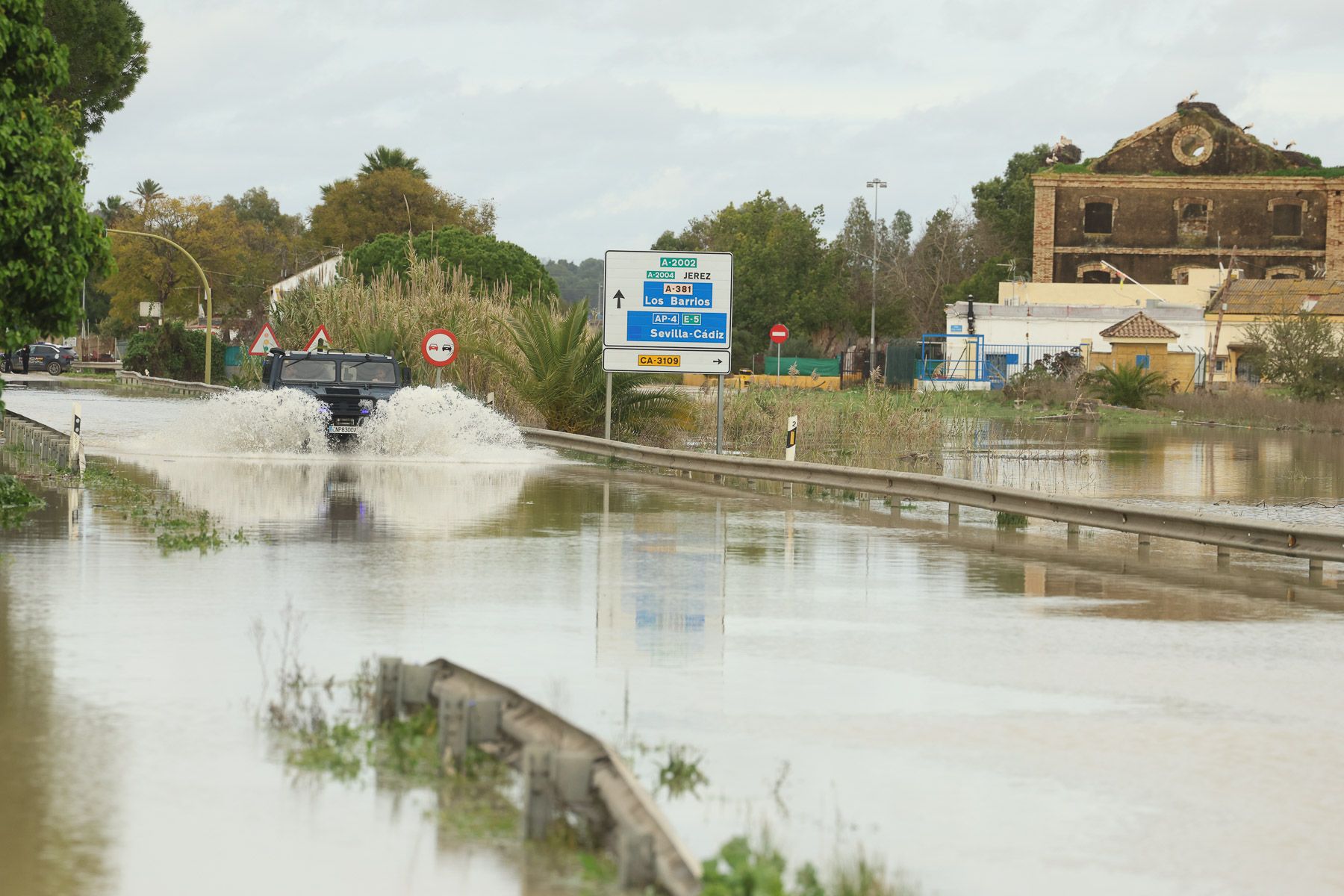 Un coche circula por la carretera de El Portal, en el Jerez rural, tras las inundaciones.
