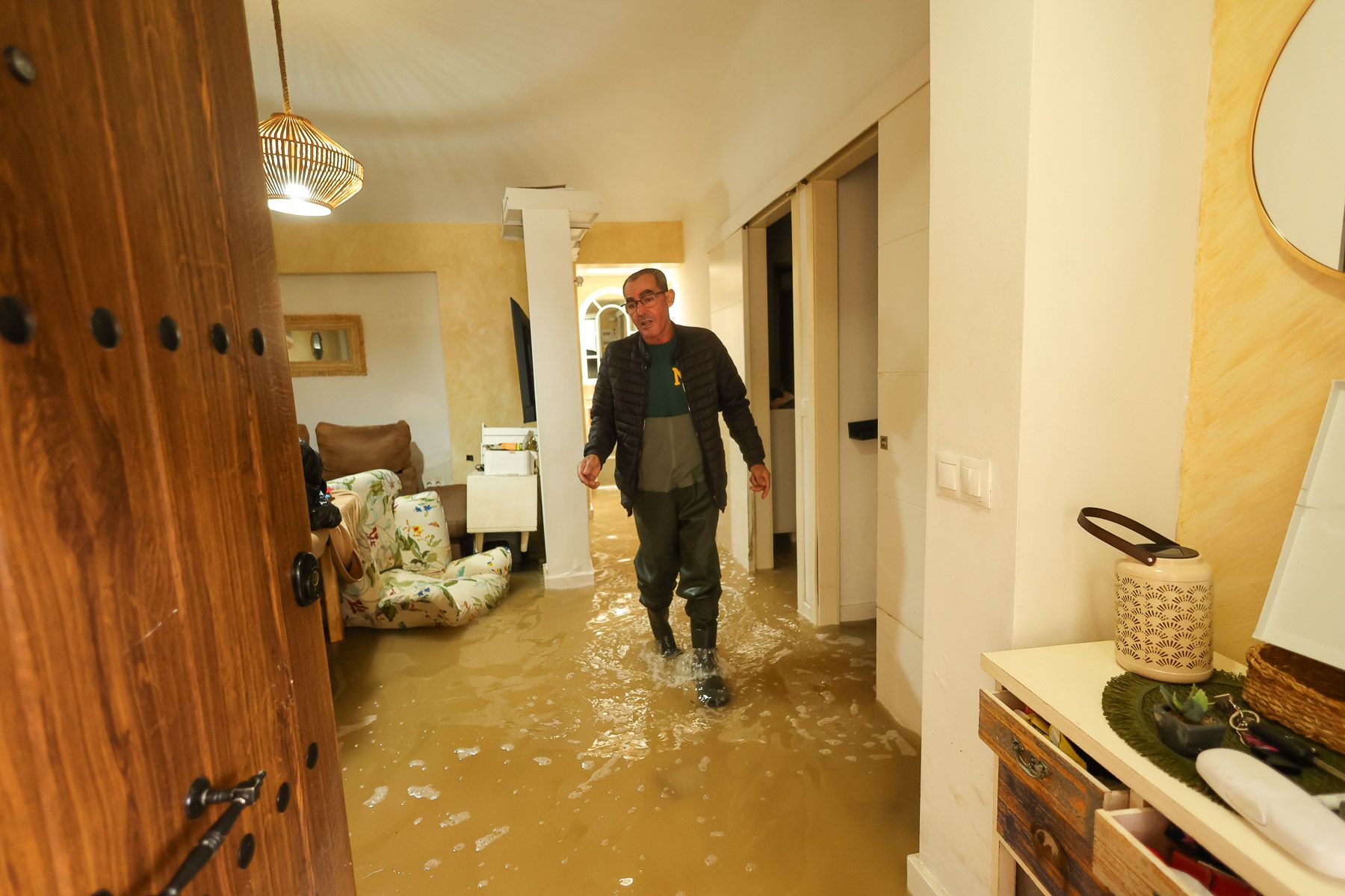 Un vecino de El Portal, en el Jerez rural, con su vivienda anegada por las inundaciones.