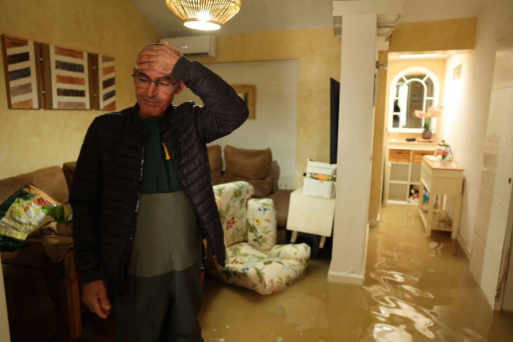 Pedro Mendoza se echa las manos a la cabeza al ver su casa inundada.