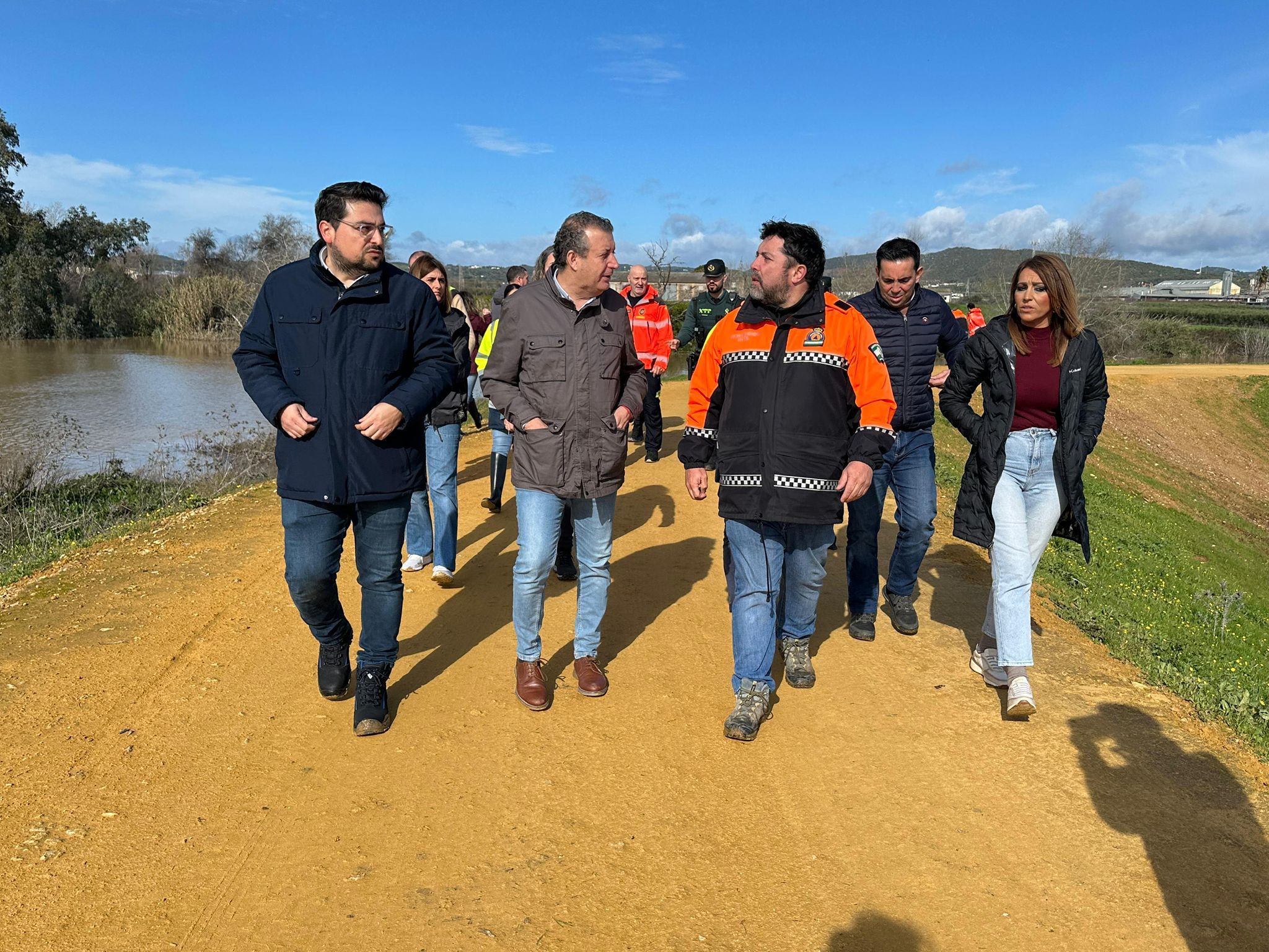 El alcalde de Lora del Río y el presidente de la Diputación de Sevilla, junto al Muro de Defensa.