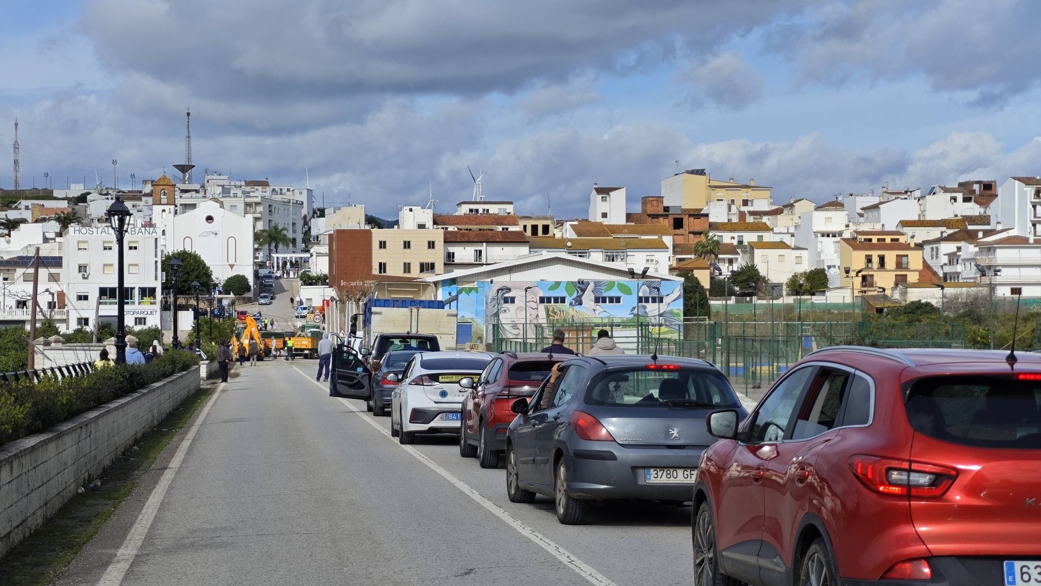 Vehículos regresando a San Martín del Tesorillo, este domingo, con reparaciones de incidencias tras las inundaciones por el paso de las borrascas.