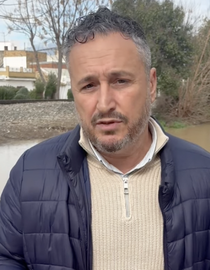 El alcalde de Tocina-Los Rosales, Francisco Javier Calvo, informa sobre la evolución de la crecida del Guadalquivir tras la evacuación preventiva y el inicio del descenso del nivel del río.