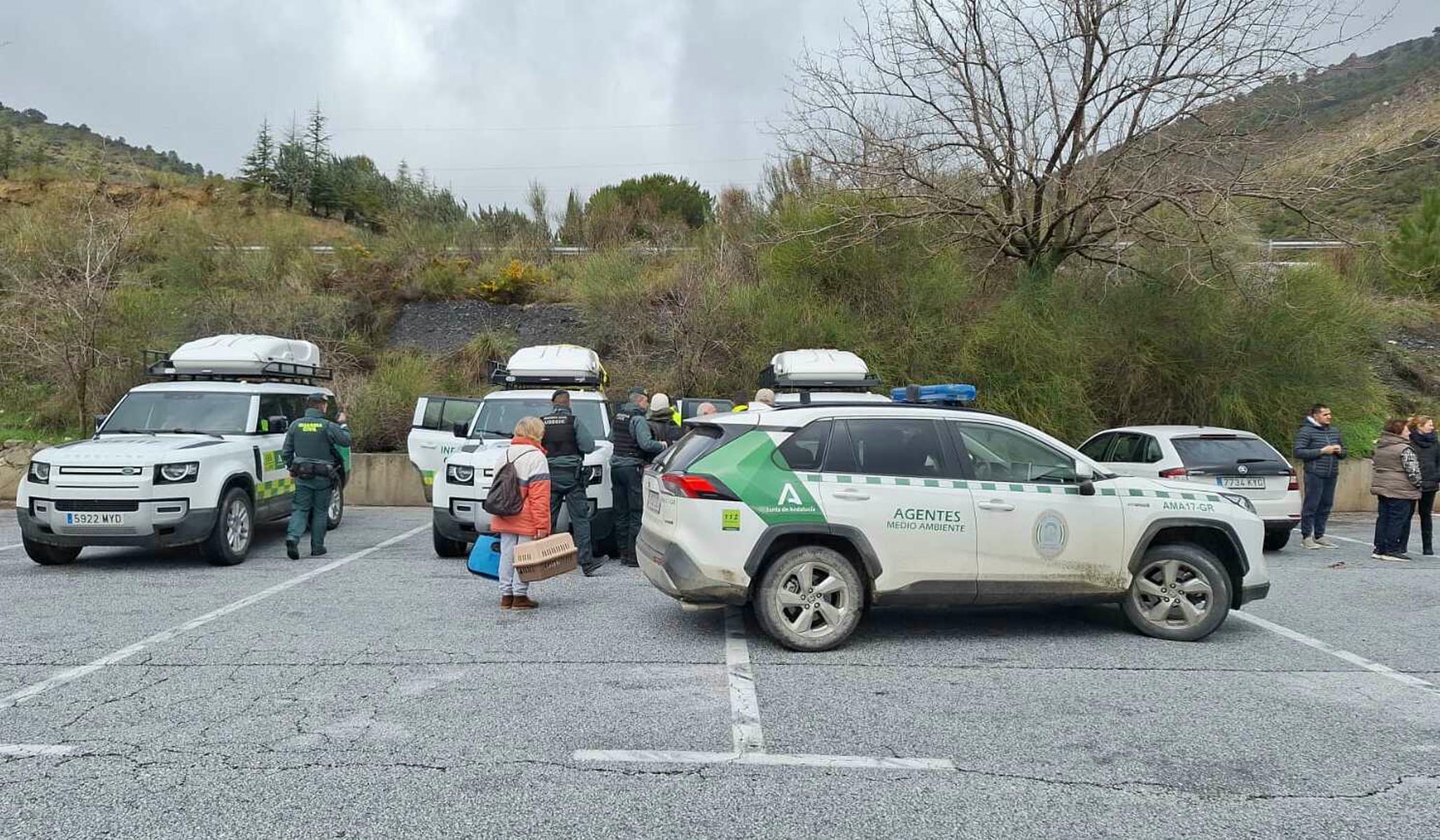 Vecinos de Dúdar (Granada) regresan a sus hogares acompañados por la Guardia Civil