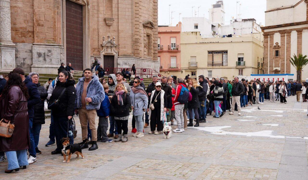 Larga cola a las plantas de la Catedral de Cádiz para participar en la XXV Gambada Solidaria 