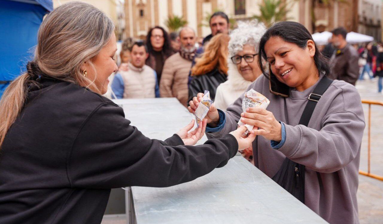 Entrega de conos de chicharrones en la I Chicharronada Popular en Cádiz