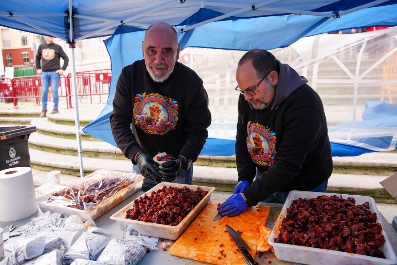 Preparación de los conos de chicharrones para la I Chicharronada Popular en Cádiz