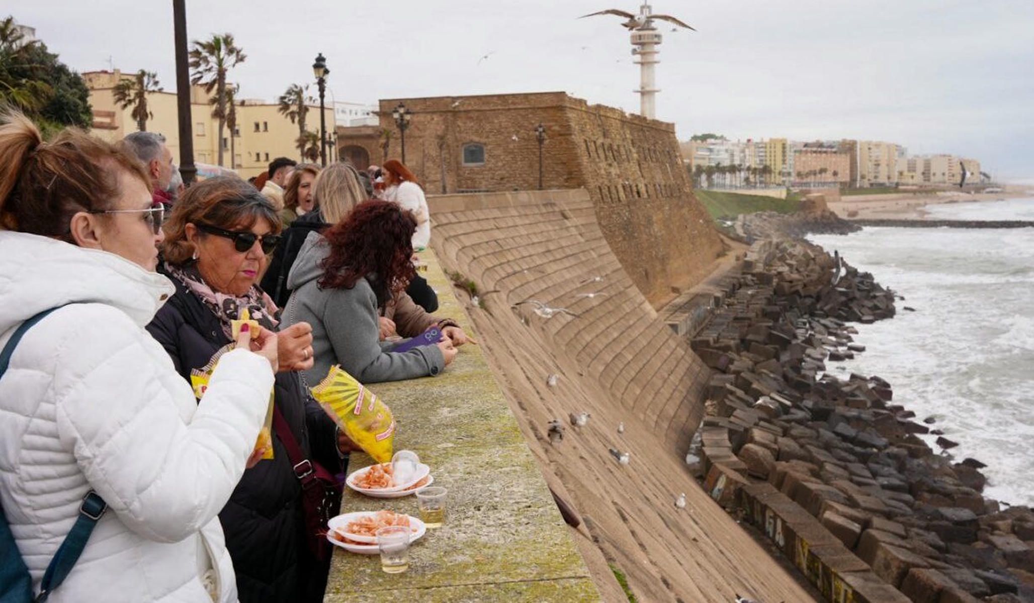 Gaditanos disfrutando de los eventos solidarios carnavaleros organizados en pleno centro de Cádiz