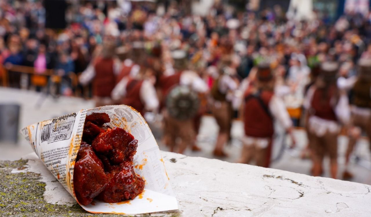 Jornada solidaria y carnavalera en Cádiz con la celebración de la XXV Gambada Solidaria y la I Chicharronada Popular