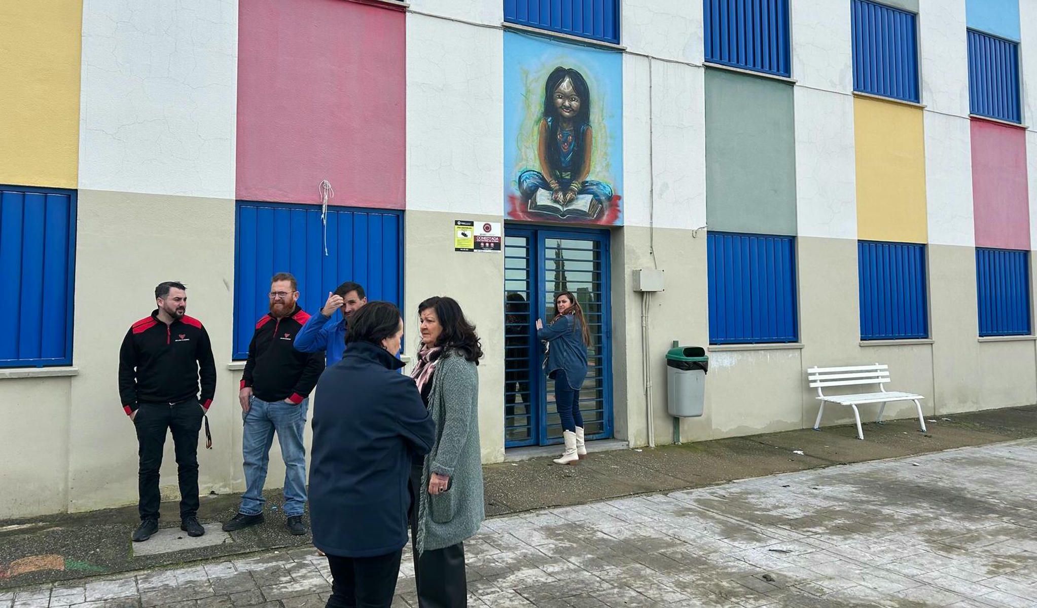 Visita del Ayuntamiento a uno de los tres colegios que se arreglarán 
