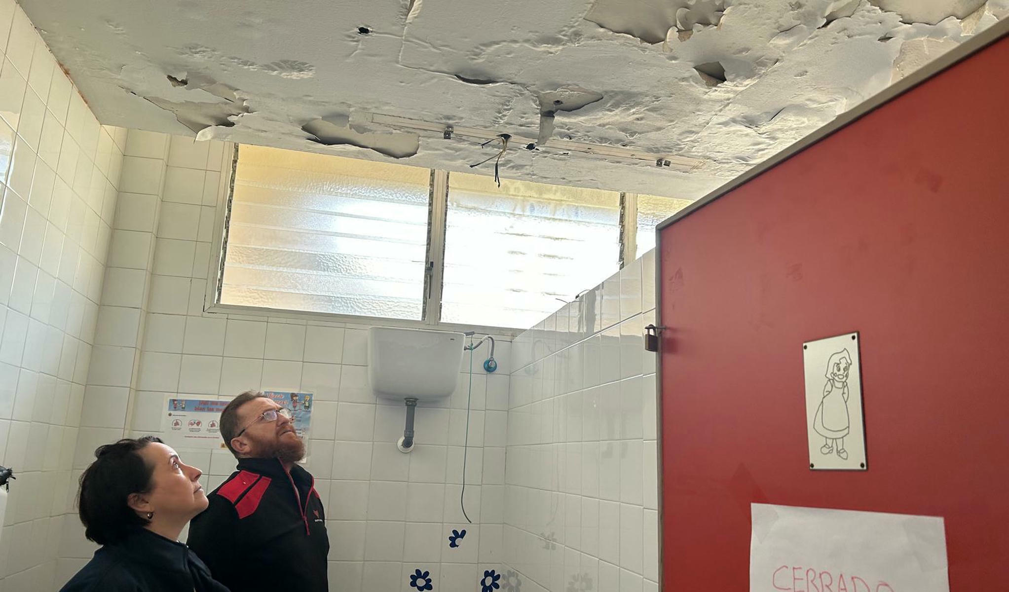 Estado del techo de un cuarto de baño de uno de los tres centros educativos en los que se pondrá en marcha el Plan de Choque